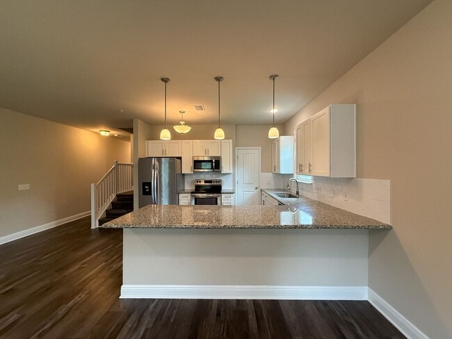 Building Photo - 3 Bedroom 2.5 Bath Townhouse with Community Pool!