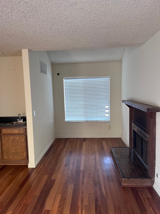 Foto del edificio - 2204 Hillcrest Dr