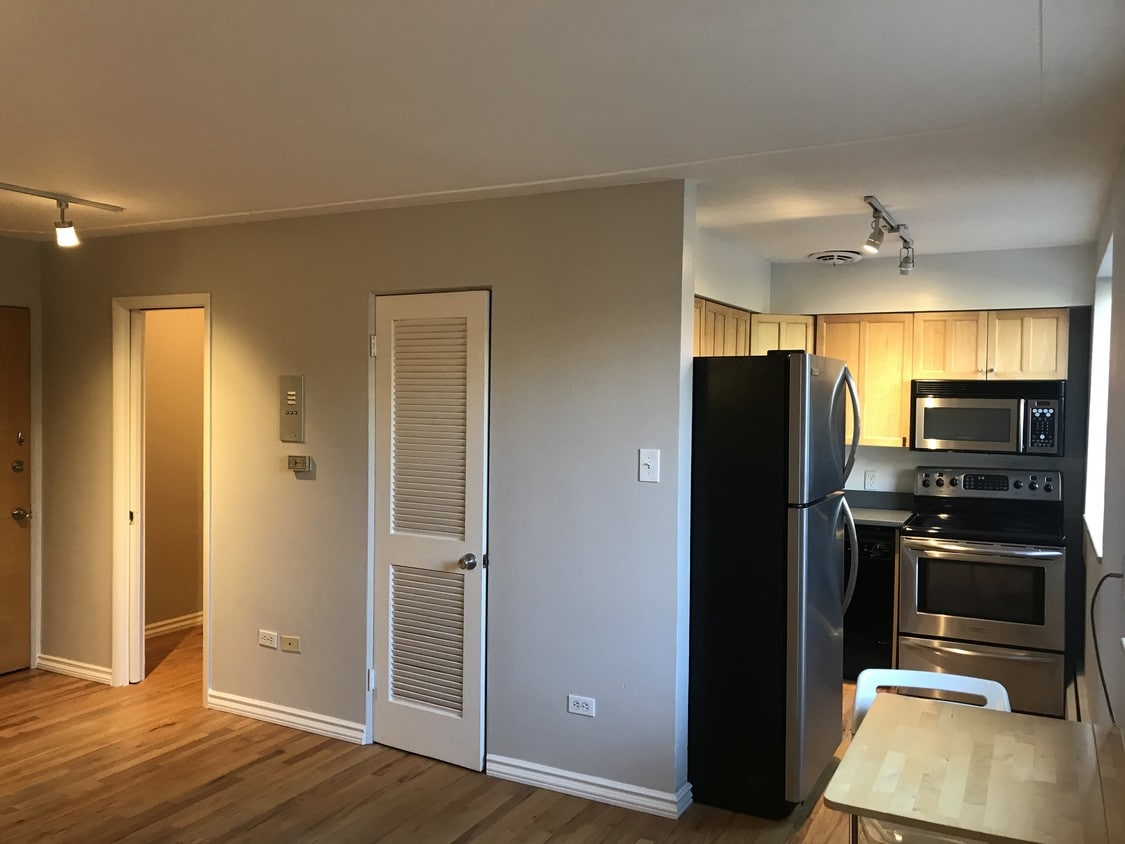 Sunny kitchen with windows - 656 Logan St