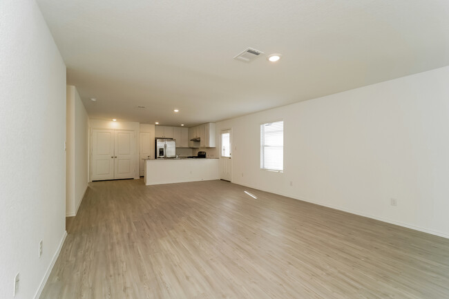 Building Photo - 8839 Barrow Path, Converse, TX