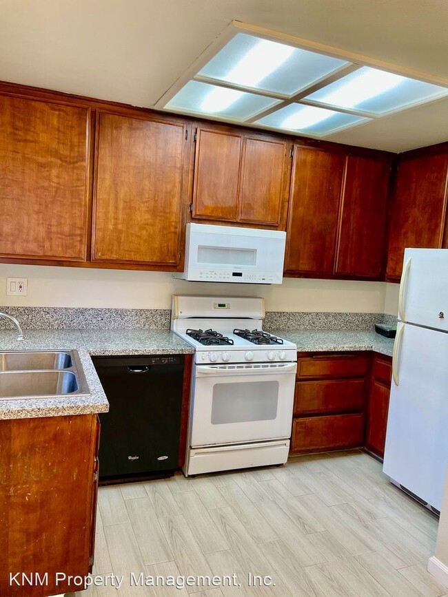 Building Photo - 2 br, 1.5 bath House - 465 E. 234th Wlk