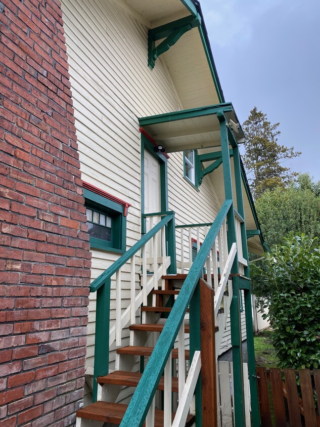 Entrada privada a su apartamento en la planta superior - 3735 Fawcett Ave