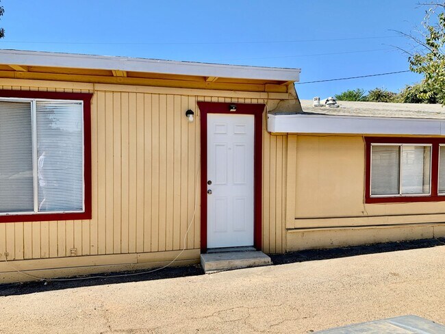 Building Photo - Downstairs Studio w/ Bedroom, Bath, Kitche...