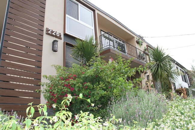 Building Photo - 2261 N Beachwood Dr