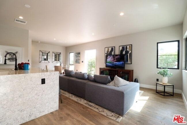 Foto del edificio - 1249 S Plymouth Blvd