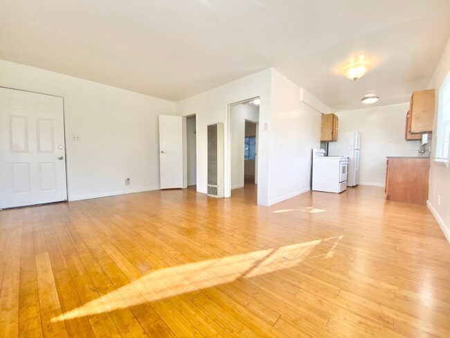 Building Photo - 422 S Coronado St