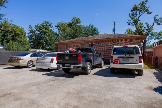 Building Photo - 6820 Petre Dr