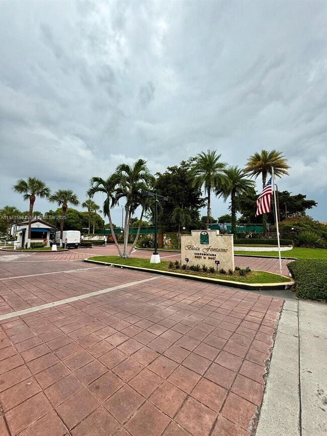 Building Photo - 9419 Fontainebleau Blvd