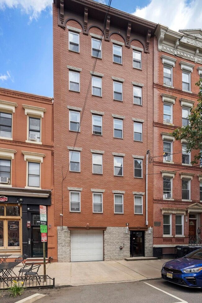 Foto del edificio - 131 Clinton St