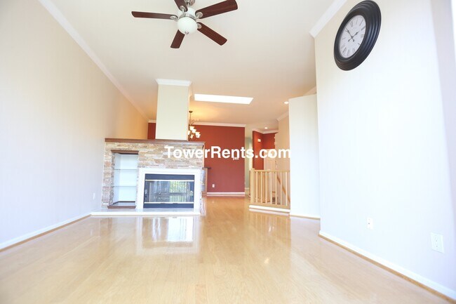 Foto del edificio - South SF: 3 Bedroom Town Home with Yard & ...