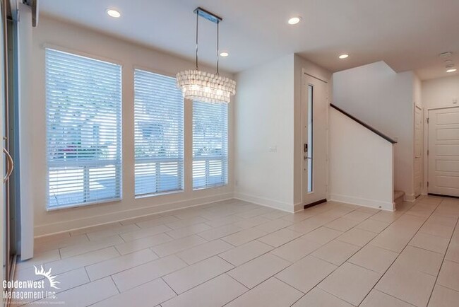 Building Photo - Modern 3Bdm 2.5Ba Townhome in the Heart of...