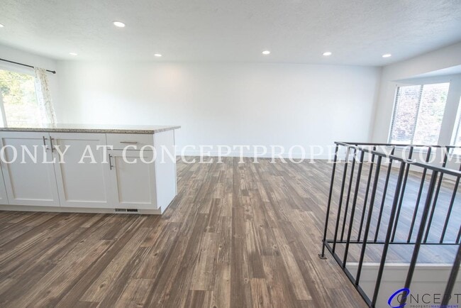 Foto del edificio - Newly Remodeled 5-Bedroom Home | 2-Car Gar...