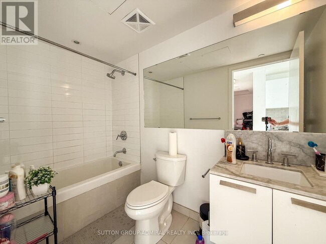 Building Photo - 42 Charles St E