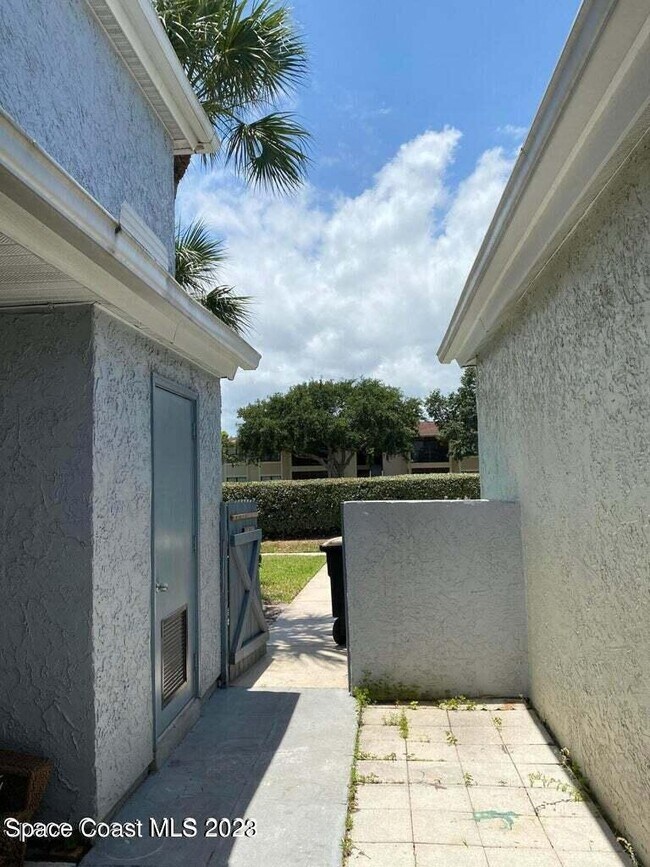 Foto del edificio - 1430 Malibu Cir NE