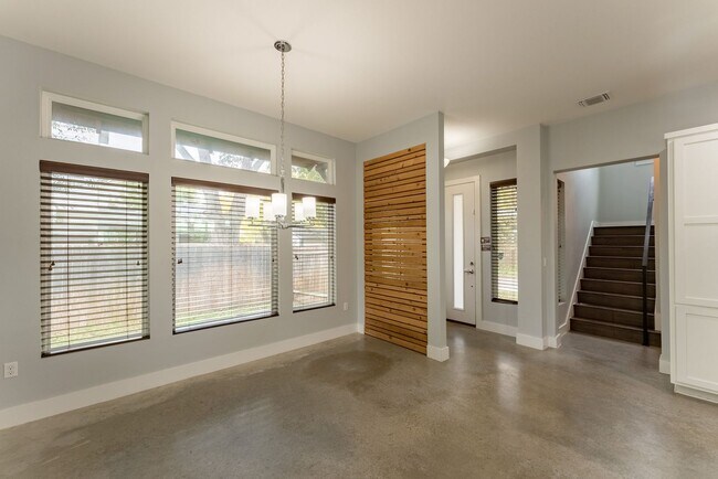 Building Photo - Modern 3 bed / 2.5 bath home in East Austin