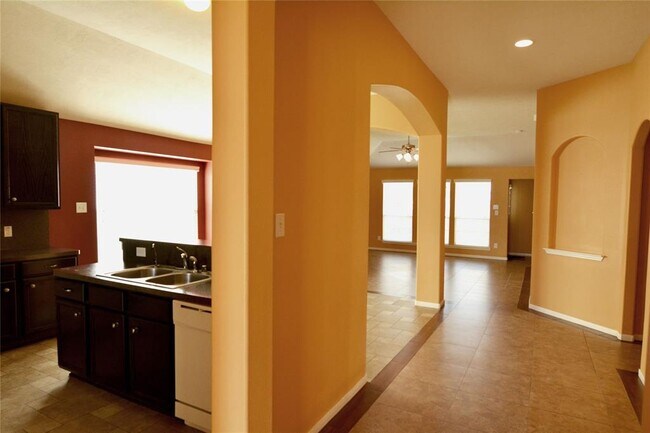 Foto del edificio - 9303 Daisy Cove Ln