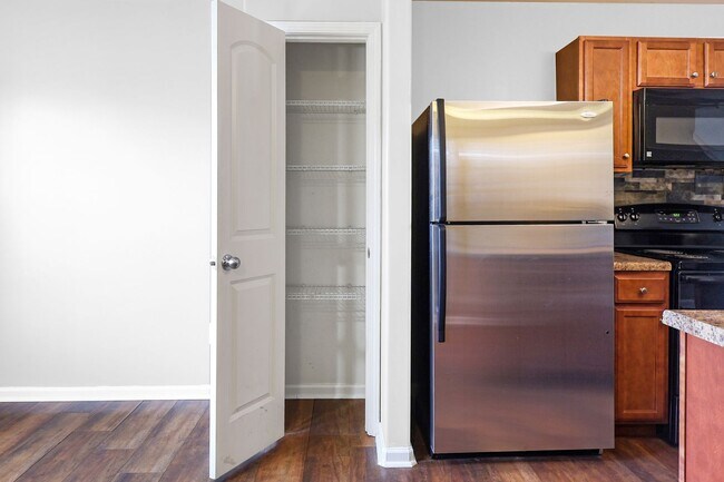 Foto del edificio - pdated 2BR/2.5BA Townhome with Private Fen...