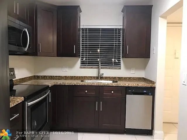 Foto del edificio - 21890 Lake Forest Cir