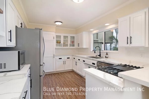 Building Photo - Remodeled 3 BR home on 1/2 acre with pool,...