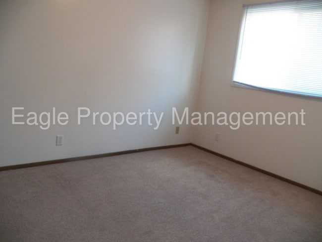 Building Photo - NE 2 bedroom, Appliances, Central Air!