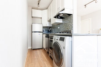 Building Photo - 511 W Belmont Ave