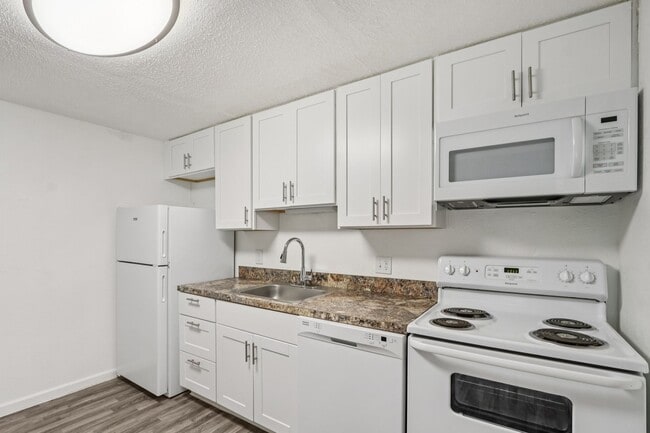 Building Photo - Beach Bluff Apartments