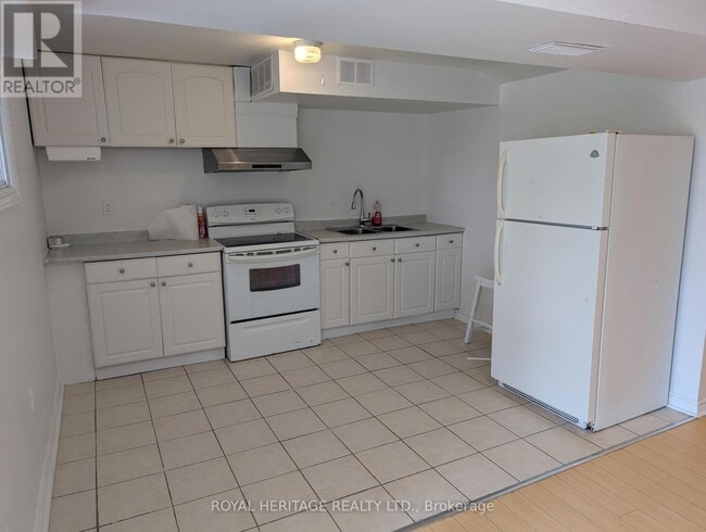 Building Photo - 1565 Somergrove Crescent