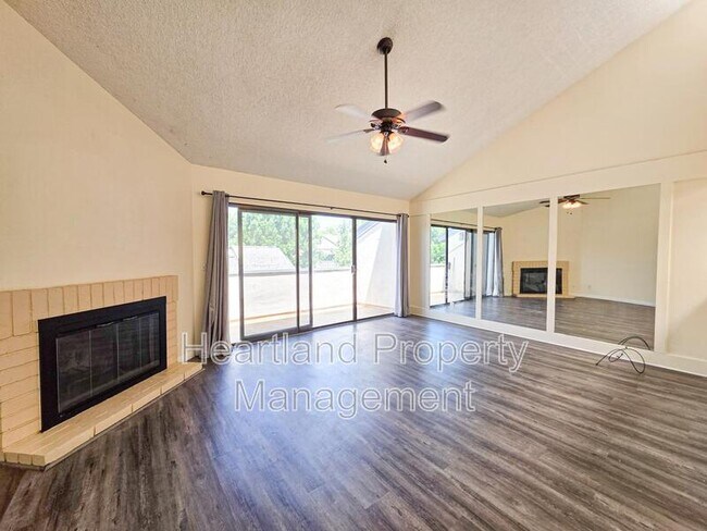 Foto del edificio - 2135 E Valley Pkwy