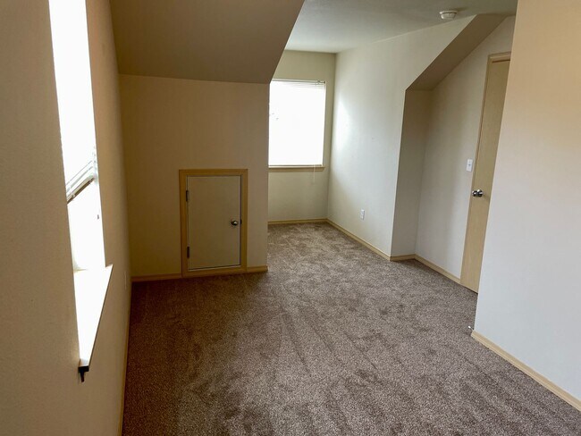 Foto del edificio - Charming Home in a Gated Tacoma Community – Minutes from JBLM!