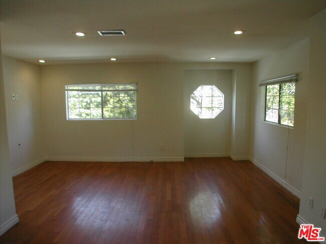 Foto del edificio - 6412 Dix St