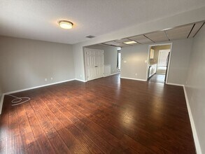 Building Photo - 106 Western Villa Dr