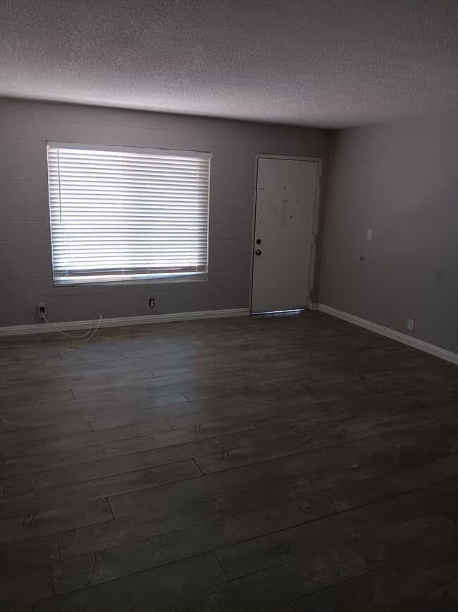Building Photo - 565 S Royal Crest Cir