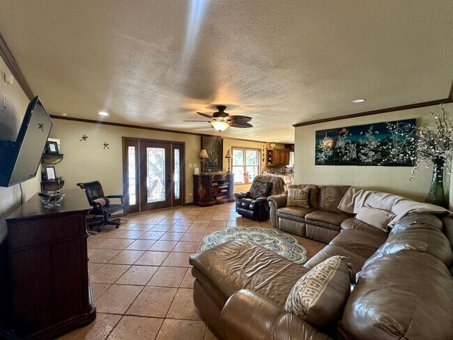 Building Photo - Stunning, fully furnished 3-bedroom, 2-bath lakefront home on Lake Palestine!