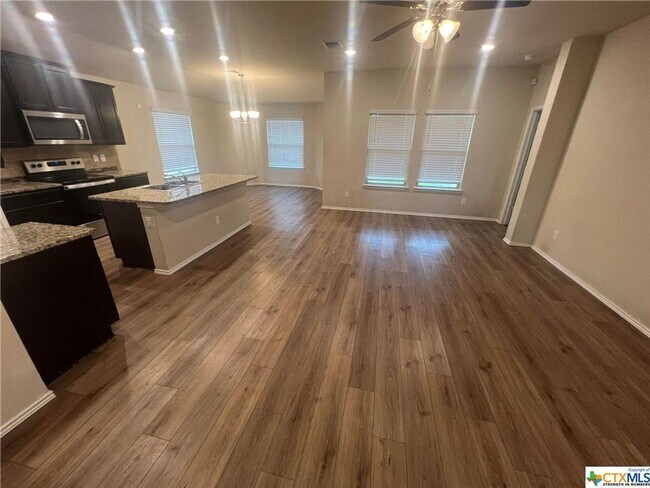Foto del edificio - Lovely 3 bed 2 bath coming soon!