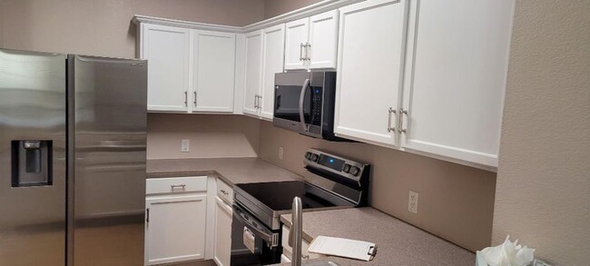 Building Photo - 2220 Stoneleigh Pl