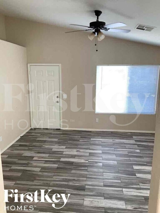 Foto del edificio - 4128 W Solar Dr