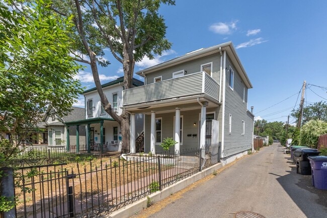 Building Photo - Gorgeous units in downtown Santa Fe Arts D...