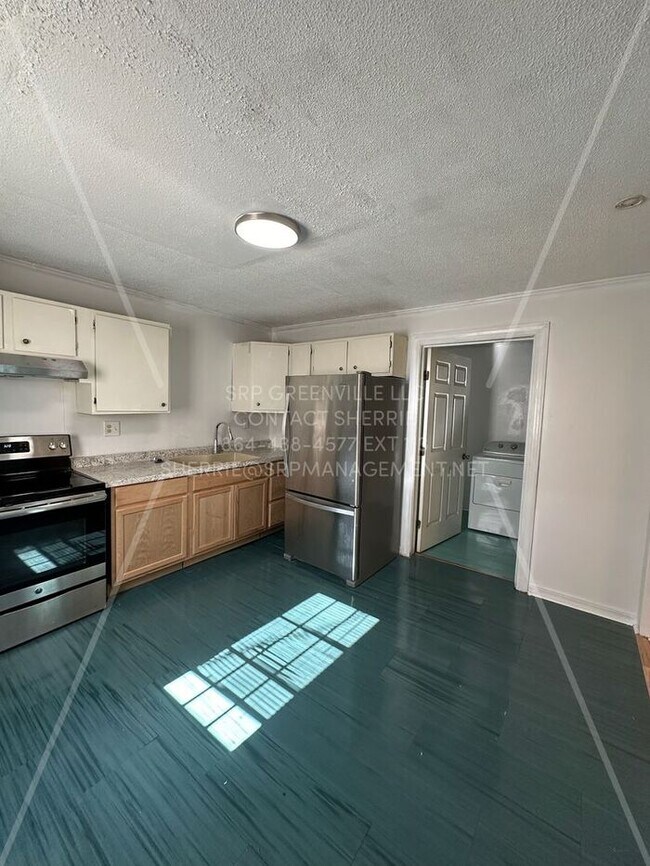Building Photo - Move-in special!! 1/2 off first month rent...