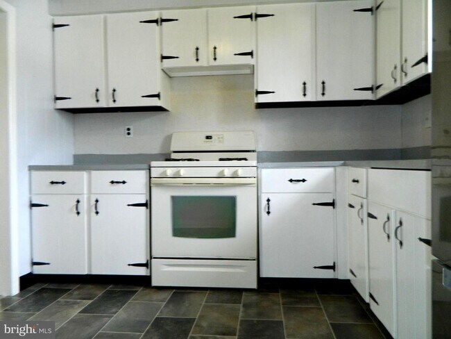 Building Photo - 317 S Lowell Ave