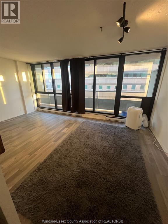 Photo du bâtiment - 111 Riverside Dr E