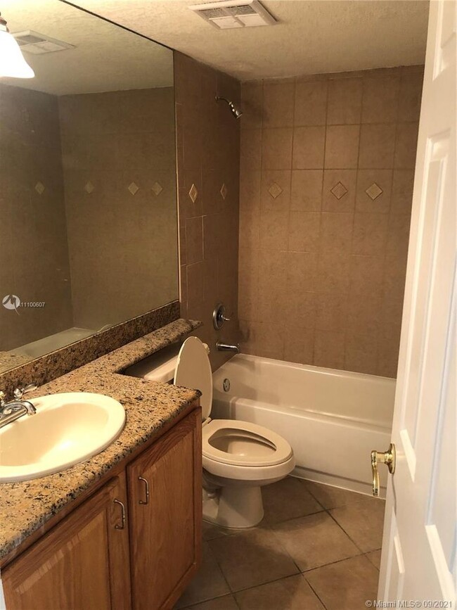 Building Photo - Three Bedroom unit in Victoria Park - Pine...