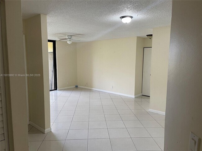 Foto del edificio - 5661 Riverside Dr