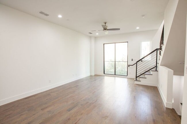 Foto del edificio - 2450 N Garrett Ave