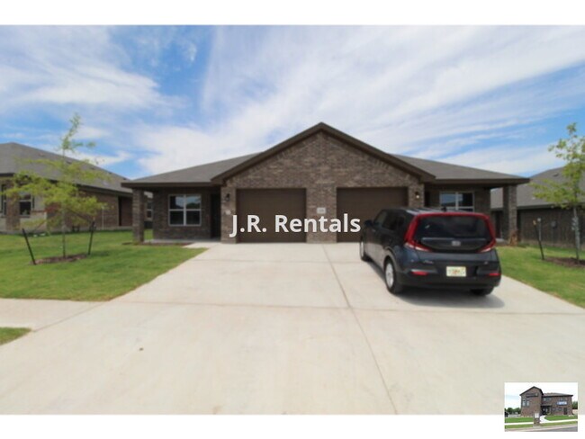 Foto del edificio - 118 Wind Ridge Dr