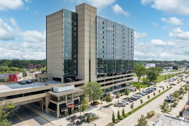 FABULOUS "555" AND THE BIRMINGHAM PUB WITH IT'S SUMMER PATIO / DINING...ALL AT YOUR DOORSTEP! - 555 Luxury Apartments