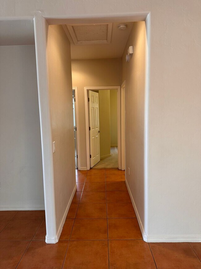 Foto del edificio - Modern Home - 4 bedroom - Large Yard - Variety of Fruit Trees