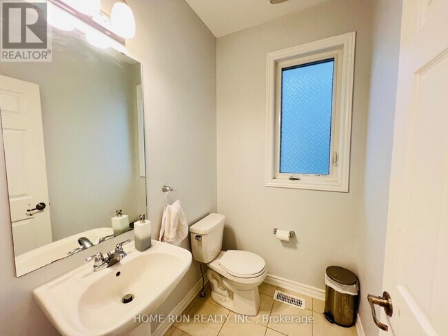 Building Photo - 205 Brassy Minnow Cres