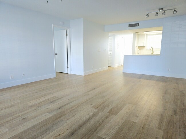 Building Photo - 6315 La Costa Dr