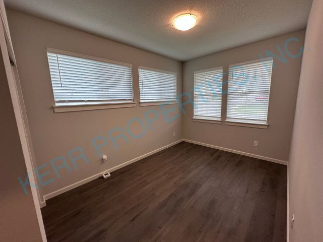 Foto del edificio - Spacious 4-Bed Sanctuary in Sandy with Gra...