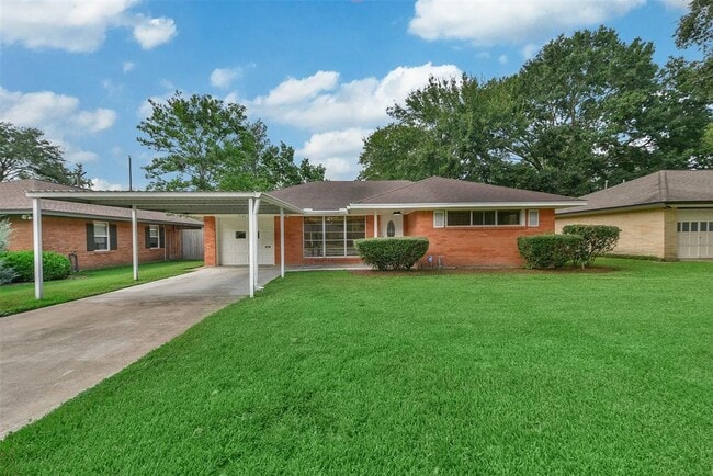 Building Photo - 2102 Saxon Dr
